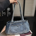 Borsa a spalla in denim lavato azzurro con cuciture bianche e rivetti vintage - Blu