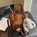 Borsa a secchiello retrò marrone scuro in pelle mista con ciondolo a forma di coniglio - Con Ciondolo in Peluche / Marrone