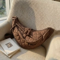 Sac croissant matelassé marron foncé avec motif en losange et fermeture éclair tressée - Marron