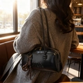 Borsa a spalla Boston in pelle lucida nera con doppi manici e ciondolo vintage chic - Nero (Con Ciondolo)