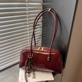 Borsa Boston vintage bordeaux con finitura lucida e dettagli con doppia cerniera - Rosso Vino (Con Ciondolo)