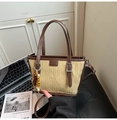 Detail van retro beige en bruine emmertas met kralenhanger en verstelbare schouderriem - Khaki