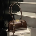 Borsa a spalla Boston vintage marrone scuro in pelle lucida con dettagli dorati - Caffè (Con Ciondolo)