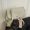 Bolso de hombro minimalista verde salvia con cierre giratorio plateado y correa ajustable - Verde