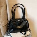 Schwarze Vintage-Bowling-Tasche aus Leder mit silbernen Beschlägen und Doppelgriffen - Schwarz