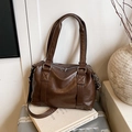 Vintage braune Boston Tasche aus Ölwachsleder mit Doppelgriffen und langem Schultergurt - Braun