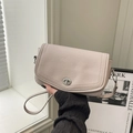 Bolso de hombro beige chic en cuero con textura de lichi y cierre de giro plateado - Gris