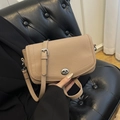 Bolso de hombro beige de cuero granulado con cierre plateado y estilo francés elegante - Caqui