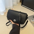 Bolso bajo el brazo de cuero granulado negro con cierre giratorio plateado en forma de C - Negro