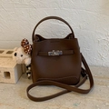 Sac seau café foncé en cuir grainé avec pendentif ours en peluche et fermoir argenté - Café (avec Pendentif)