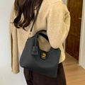 Borsa a secchiello in pelle martellata nera con fibbia dorata e tracolla - Nero