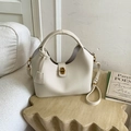 Dettaglio borsa hobo in pelle grana avorio con chiusura a rotazione in metallo CD oro - Bianco Sporco