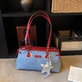 Bolso bowling de denim en azul claro y rojo con un colgante de estrella plateada - Con Colgante / Rojo