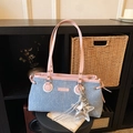 Bolso bowling de mezclilla azul y rosa con colgante de estrella y etiqueta de moda - Con Colgante / Rosa