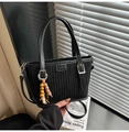 Zwarte geplooide shopper met houten kralenhanger en afneembare schouderriem - Zwart