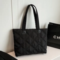 Grand sac cabas noir matelassé avec surpiqûres en losange et poignées d'épaule - Noir