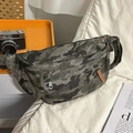 Marsupio alla moda in tela mimetica con motivo militare verde e targhetta in pelle - Grigio Mimetico