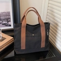 Borsa tote in tela grigio antracite con manici intrecciati marroni e tasche esterne - Nero