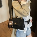 Borsa a spalla nera in pelle opaca con catena dorata e ciondolo di peluche - Con Ciondolo / Nero