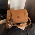 Borsa a tracolla in finta pelle scamosciata marrone con chiusura a C e charm leopardo - Con Ciondolo / Marrone