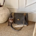 Borsa a spalla scamosciata grigio scuro con catena dorata e charm mostro di peluche - Con Ciondolo / Marrone