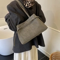 Grand sac cabas gris-vert en similicuir mat avec sangle à boucle argentée élégante - Vert