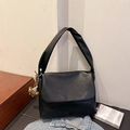 Sac fourre-tout minimaliste en cuir huilé noir avec un petit ours sur du denim - Noir