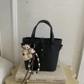 Détail du sac seau en cuir noir grainé avec pendentif ours et accessoires en perles - Noir avec pendentif