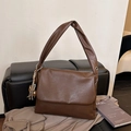 Grand cabas minimaliste en cuir ciré marron avec bandoulière large et ours - Marron