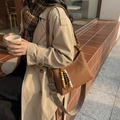 Bolso de hombro de cuero marrón con cuentas de madera y correa de tejido geométrico - Con Colgante / Marrón