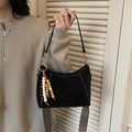 Bolso de hombro negro retro con costuras en contraste y colgante de cuentas de colores - Con Colgante / Negro
