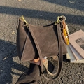 Bolso bajo el brazo de gamuza marrón oscuro con correa tejida y amuleto de madera - Con Colgante / Marrón