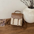 Mini mochila vintage bicolor en marrón y beige con detalles metálicos en dorado - Blanco