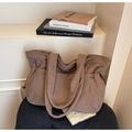 Makrodetail der braunen Cordstruktur und des seitlichen Kordelzugs der großen Tote Bag - Braun