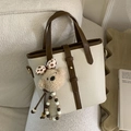 Sac seau rétro blanc cassé avec bordure marron et breloque ours en peluche - Blanc avec pendentif