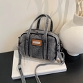 Borsa a mano in denim lavato grigio scuro con toppa in pelle e tracolla regolabile - Nero