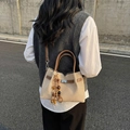 Khaki Segeltuch-Einkaufstasche mit braunem Lederbesatz und Holzperlenanhänger als Umhängetasche - Beige Mit Anhänger