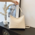 Minimalistische Plissee-Schultertasche in Cremeweiß mit metallischer Silberschnalle - Cremeweiß