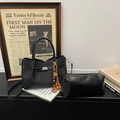 Schwarze Leder-Tragetasche mit passender Tasche und Perlenanhänger im Vintage-Studio - Schwarz mit Anhänger