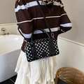 Bolso de mano negro con lunares blancos y correa ajustable de estilo elegante - Negro
