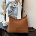 Braune Hobo Schultertasche für Damen mit Faltenstruktur und silbernen Metallclips - Braun