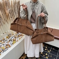 Retro diepbruine grote tote tas met matte textuur in een herfstige straatsetting - Bruin Groot