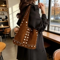 Grand sac cabas en daim marron avec rivets argentés au style rétro bohème - Marron