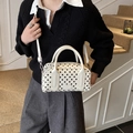 Elegante bolso tipo bowling blanco con lunares negros y correa de hombro ajustable - Blanco
