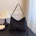 Elegante borsa sottobraccio nera a pieghe con logo quadrato e tracolla rimovibile versatile - Nero