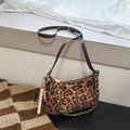 Retro Schultertasche mit Leopardenmuster aus Wildlederimitat und Perlenanhänger - Mit Anhänger / Braun