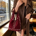 Sac cabas en daim bordeaux avec clous argentés géométriques et bandoulière élégante - Bordeaux