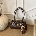 Borsa a bauletto vintage marrone scuro con finiture dorate e ciondolo orsetto di peluche - Caffè con Ciondolo