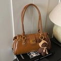 Borsa a spalla vintage in pelle lucida marrone con borchie e ciondolo a forma di orsetto - Marrone con ciondolo