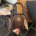 Borsa vintage marrone scuro con chiusura a scatto dorata e ciondolo di perline boho - Marrone